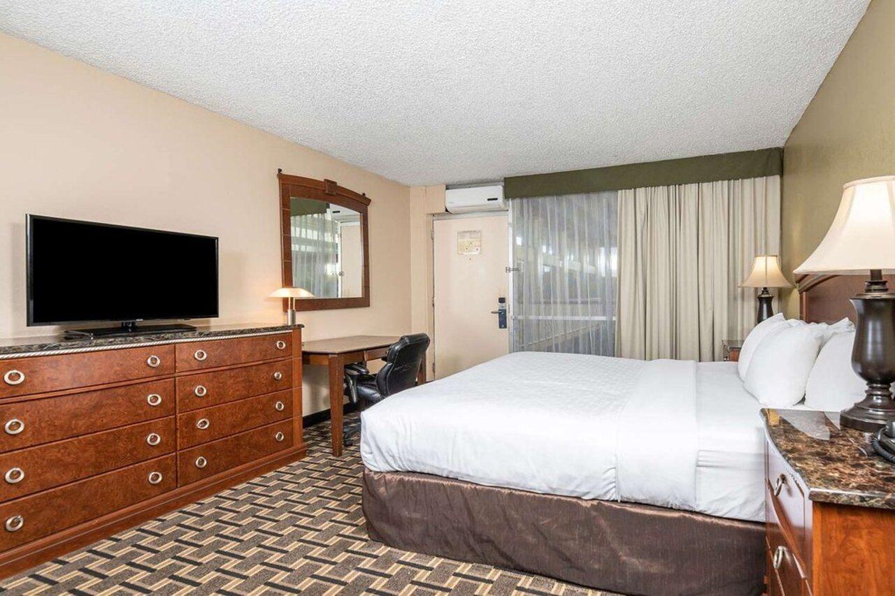 Clarion Inn Conference Center Modesto Esterno foto