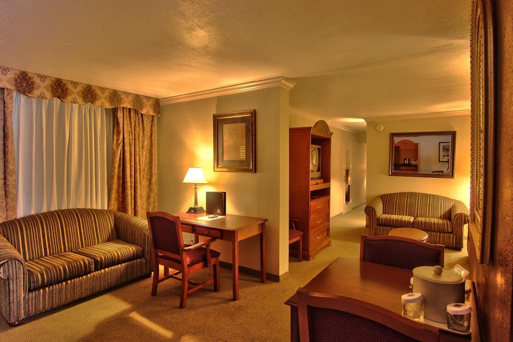 Clarion Inn Conference Center Modesto Esterno foto